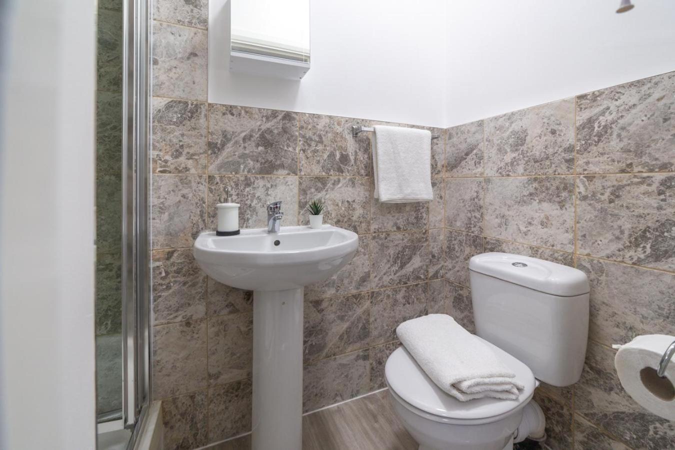 Diana Hotel Лондон Екстериор снимка